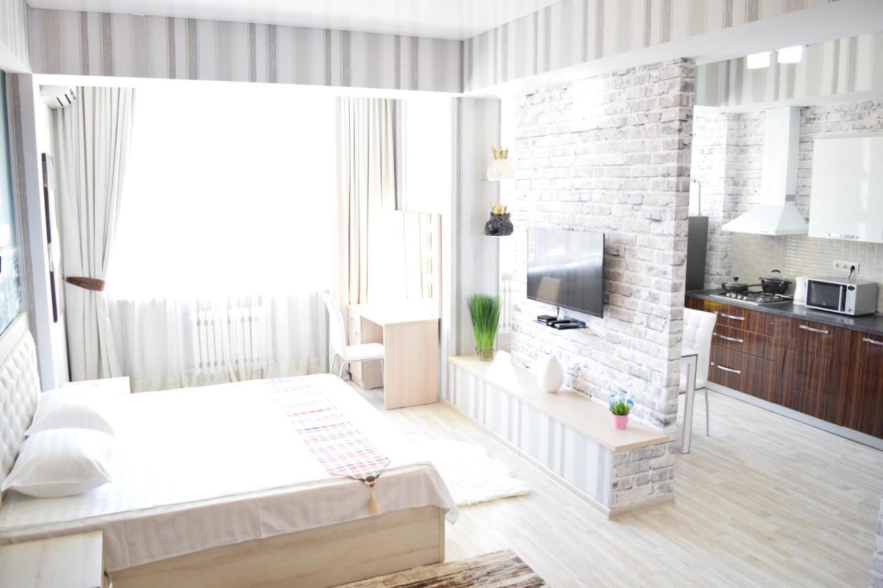 Studio Boutique Apartment Bishkek Bagian luar foto