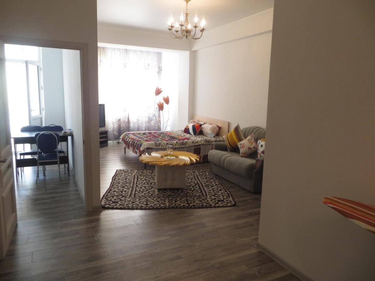 Studio Boutique Apartment Bishkek Bagian luar foto